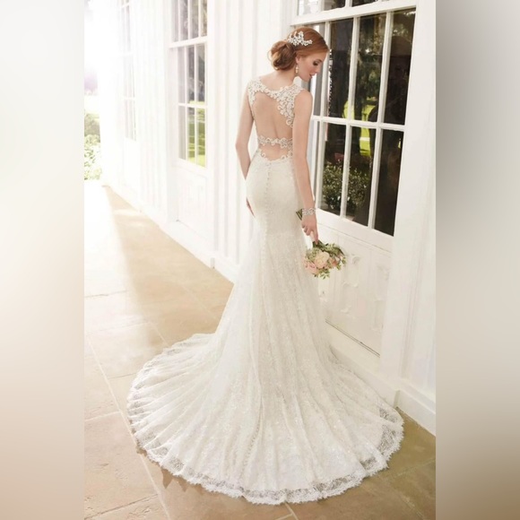 Designer is Martina Liana, the style number is 747. size 4 gown and I’m 5’5 - Picture 2 of 3